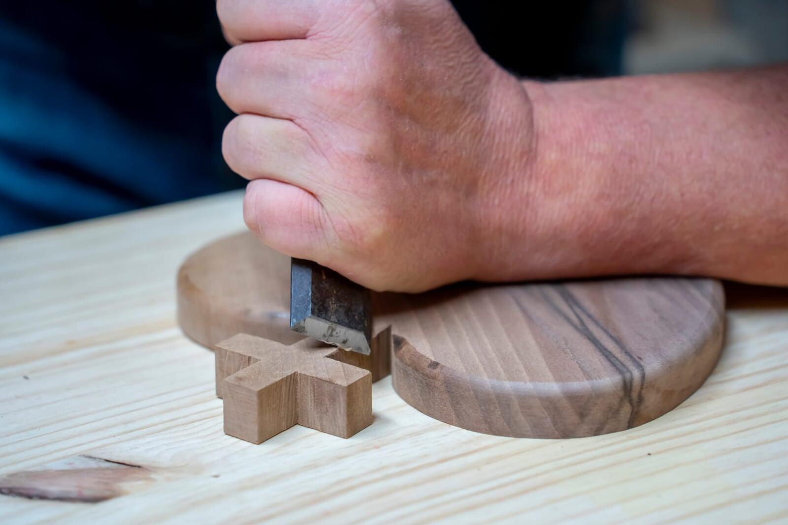 Mains de l'artisan en atelier