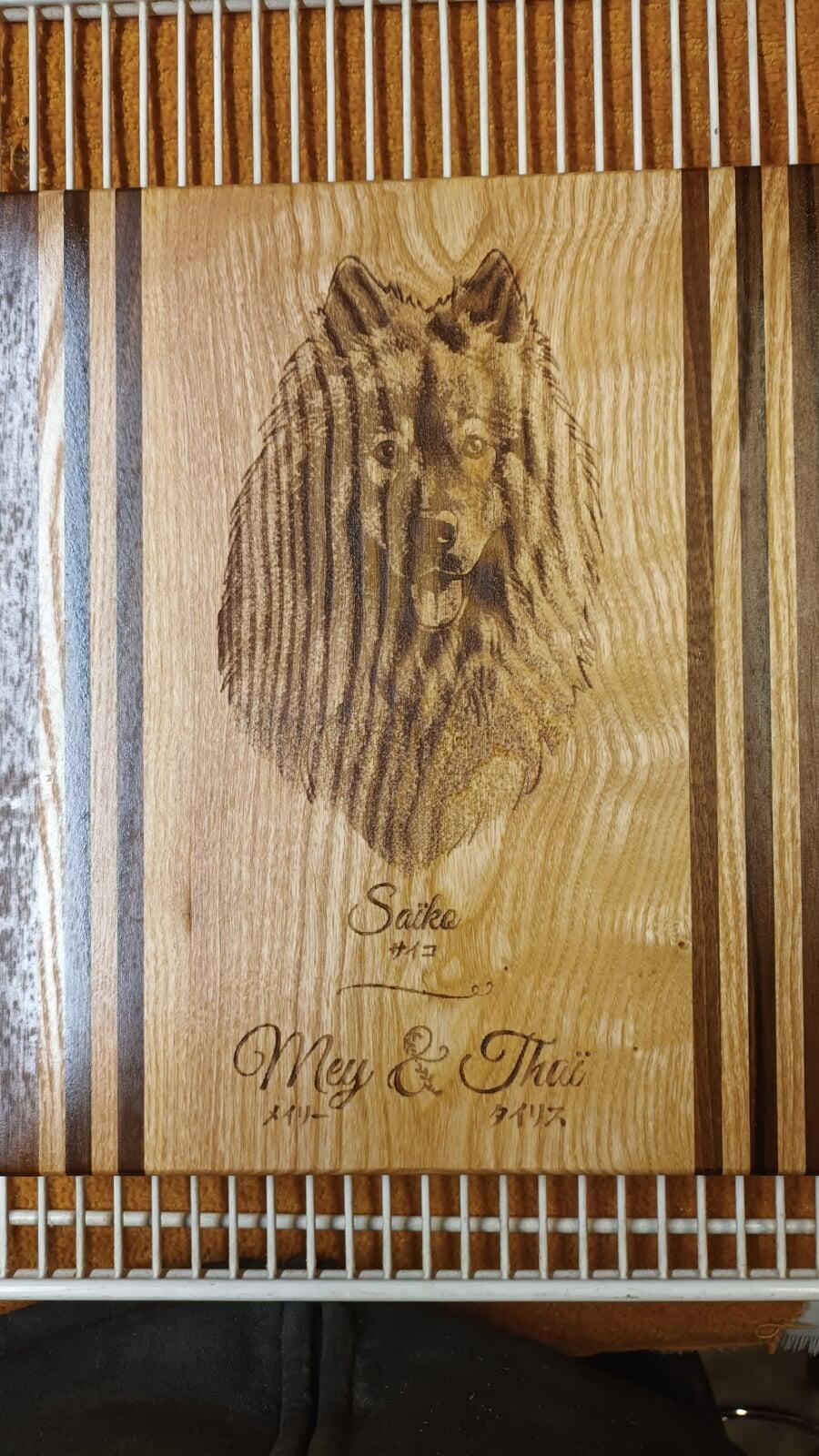 Planche bois gravée animal de compagnie