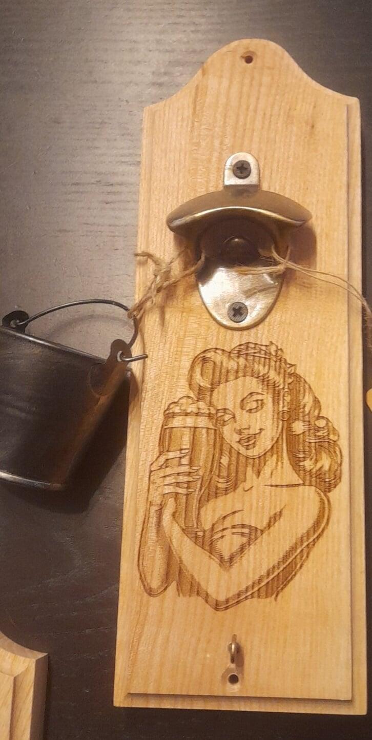 Décapsuleur mural